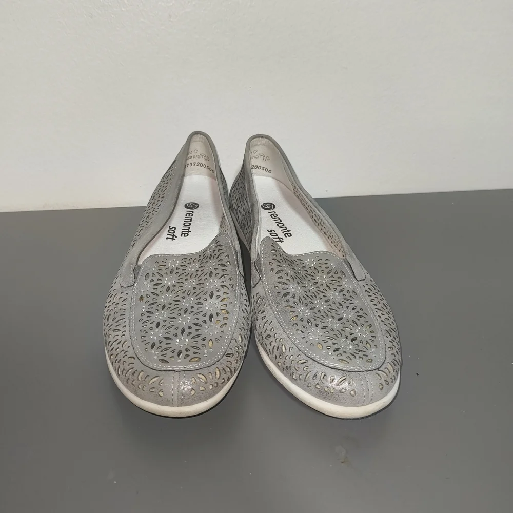 Remonte Women's Gray Perforated Flats